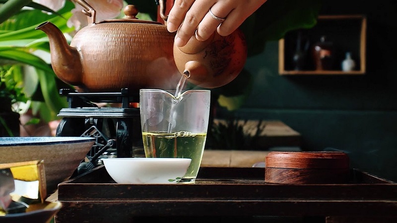 Pha trà xanh bằng nước nóng 85 độ C giúp giữ được chất dinh dưỡng và hương vị tốt nhất