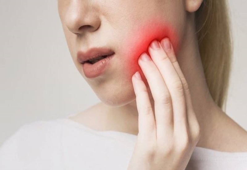 Người bệnh đau khi bị trật khớp hàm