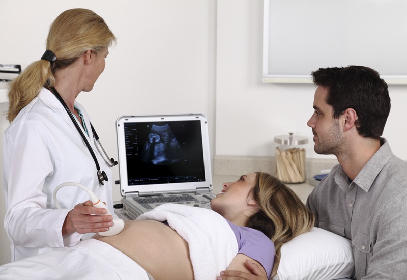 Mẹ bầu nên chú ý khám thai theo đúng lịch hẹn của bác sĩ