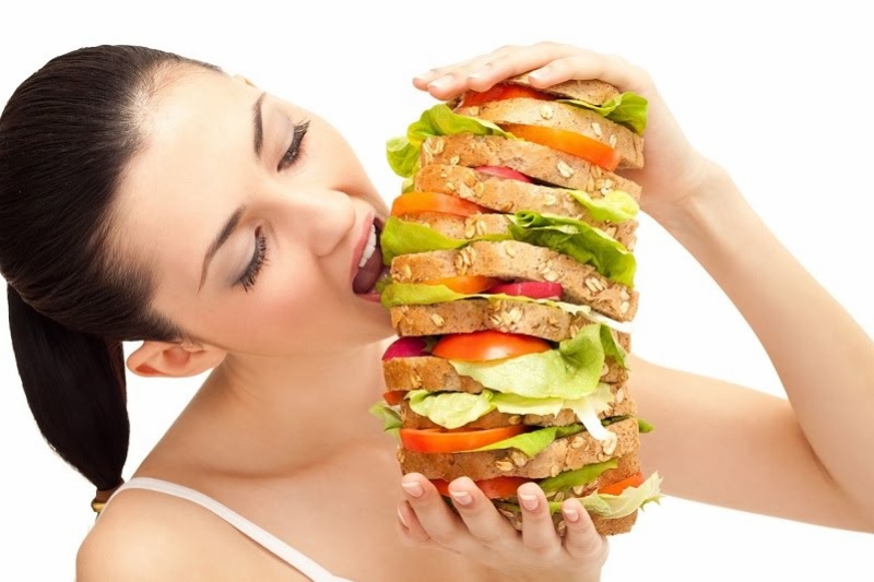 Đau vùng thượng vị có thể xảy ra khi ăn quá nhiều hoặc quá no