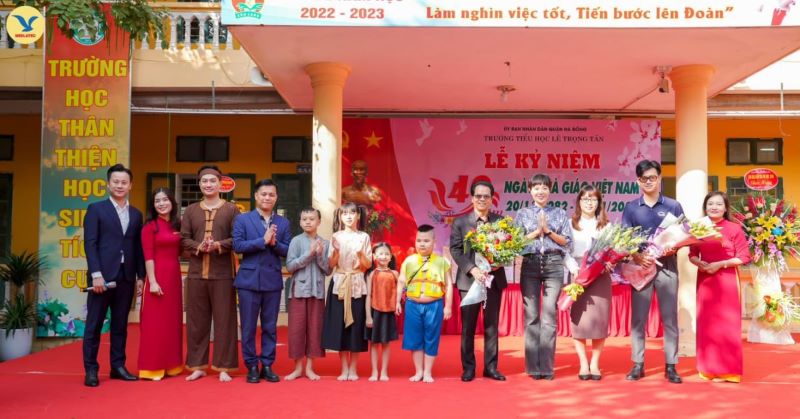 Bà Đặng Thị Hồng - Đảng ủy viên, Phó Chủ tịch UBND phường Yên Nghĩa gửi tặng những bó hoa rực rỡ tới đại diện Hệ thống Y tế MEDLATEC và các đơn vị, nghệ sĩ tham gia chương trình.