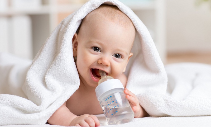 Liệu rằng có nên cho trẻ sơ sinh uống nước hay không?