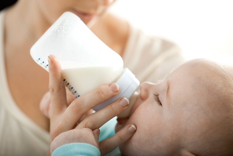 Cơ thể bé được cấp đủ nước thông qua nguồn sữa mẹ