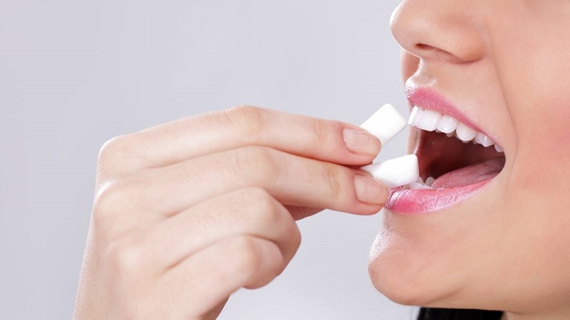 Thường xuyên nhai kẹo cao su có thể khiến khí tích tụ trong đường ruột nên xì hơi nhiều