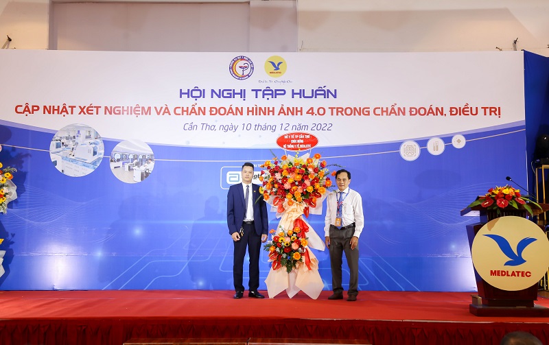 Đại diện Sở Y tế thành phố Cần Thơ tặng hoa chúc mừng Hội nghị tập huấn