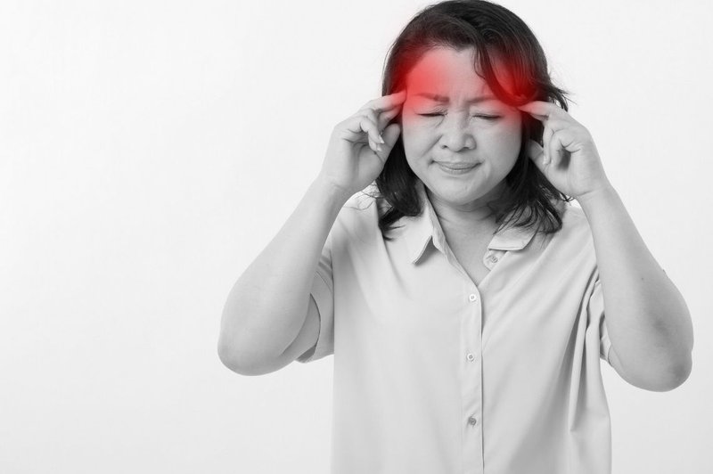 Chóng mặt, đau đầu là một trong các biểu hiện trúng gió dễ gặp