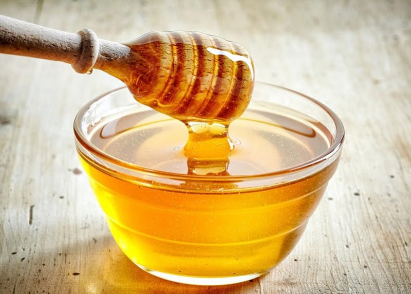 Mật ong dùng cùng với bột yến mạch giúp loại bỏ tế bào da chết