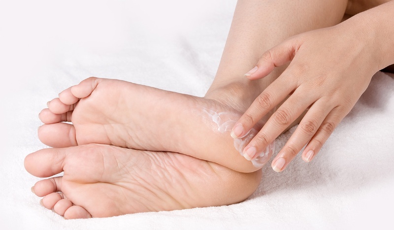 Dùng kem dưỡng ẩm giảm cảm giác ngứa ở lòng bàn chân