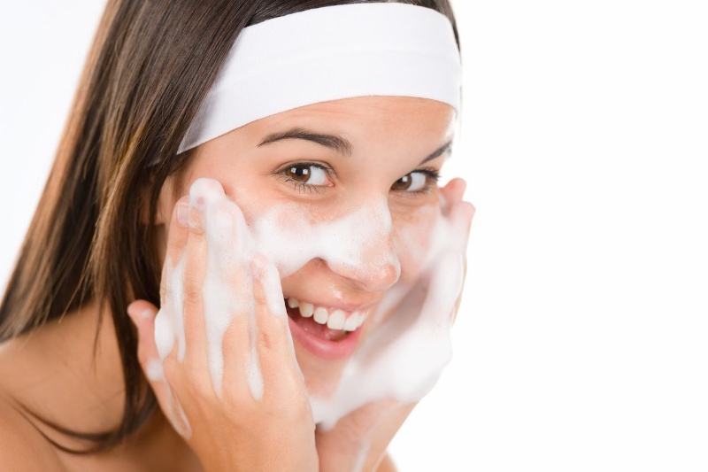  Rửa mặt với sữa rửa mặt giúp làm sạch và nuôi dưỡng làn da 