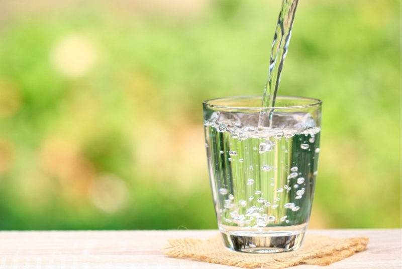 Uống đủ nước mỗi ngày để da không bị thiếu nước, hạn chế da tiết bã nhờn