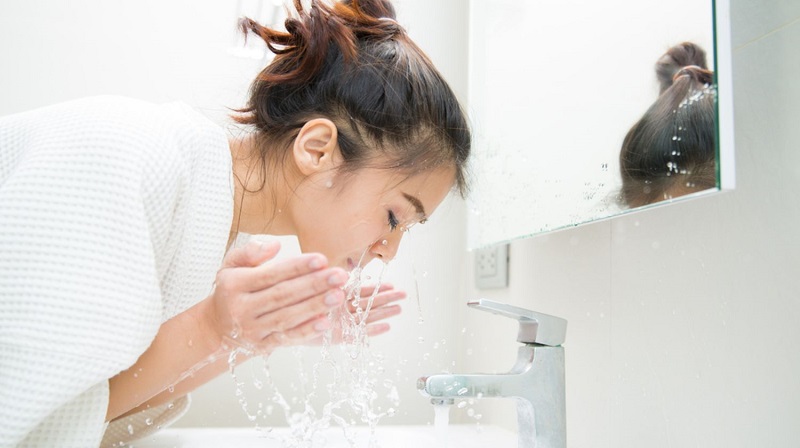 Sử dụng nước ấm để rửa mắt giúp hạn chế các kích ứng với làn da