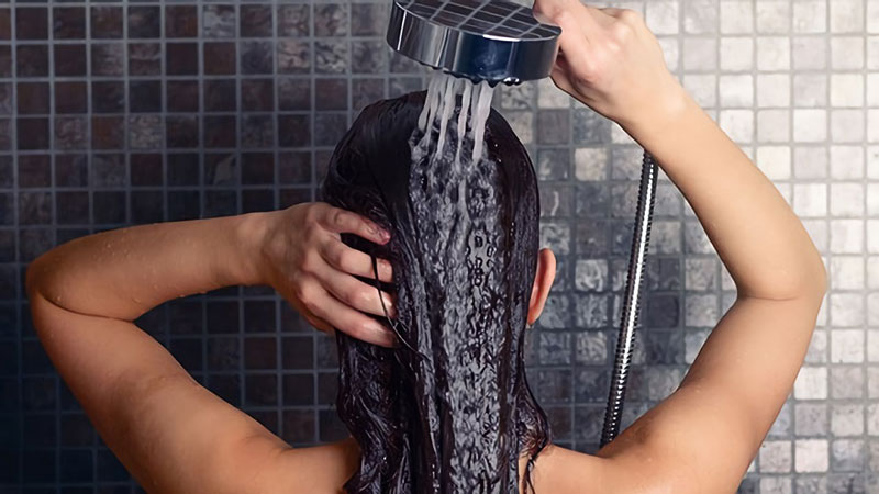 Tắm đêm thường xuyên có thể có tác dụng phụ trên tóc