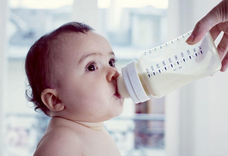 Sữa công thức có thể là nguyên nhân khiến bé bị đầy bụng