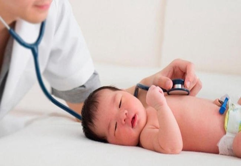 Đưa trẻ đi khám để được chẩn đoán và xử trí bệnh kịp thời