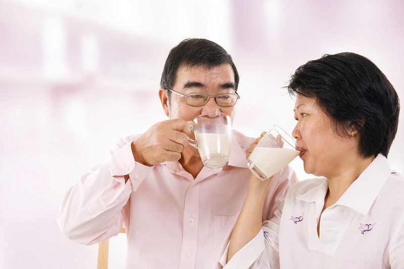 Uống sữa tốt cho sức khỏe hệ xương của người già