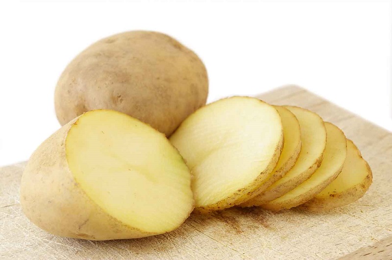 Thái lát khoai tây chà xát lên đầu gối giúp giảm thâm sạm