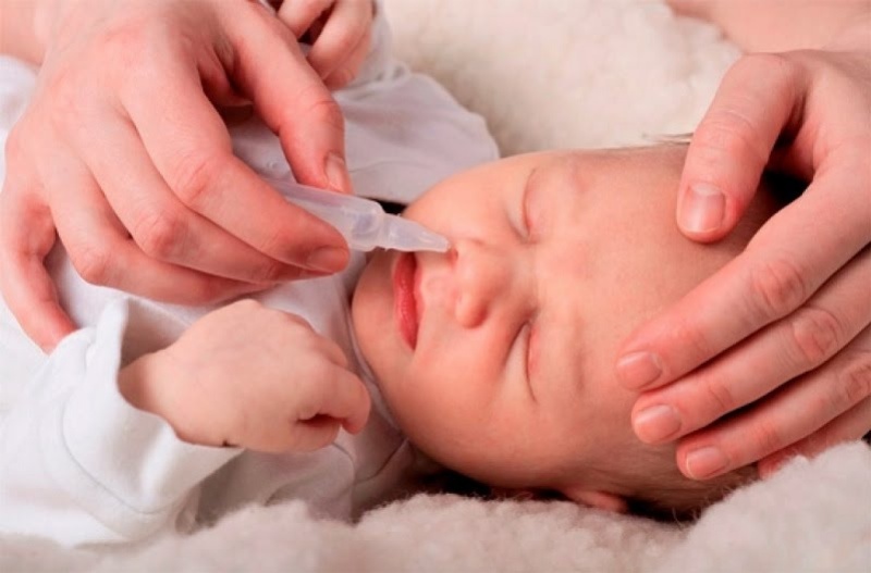 Nên thường xuyên rửa mũi cho bé với nước muối sinh lý có nồng độ an toàn