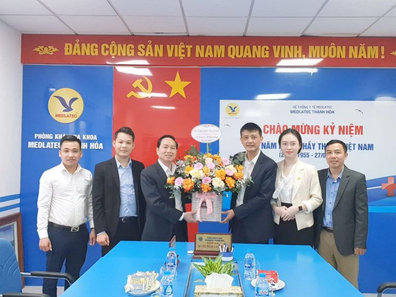 Đảng ủy khối cơ quan và doanh nghiệp tỉnh Thanh Hóa chúc mừng ngày Thầy thuốc Việt Nam 27/2