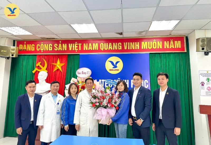 VNPT Vĩnh Phúc tặng lẵng hoa tươi thắm chúc mừng ngày 27/2