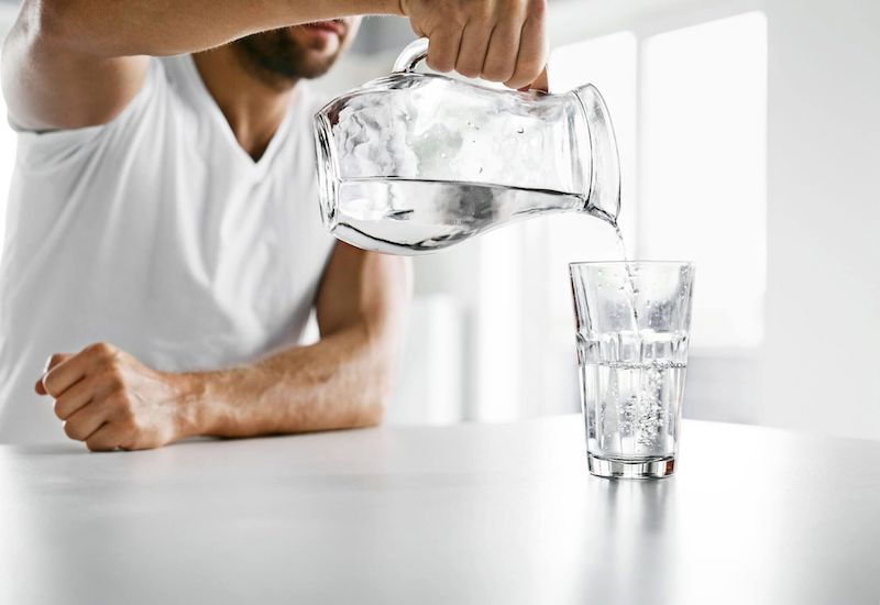 Bạn nên uống đủ 2 lít nước mỗi ngày để giảm các triệu chứng ho và khó thở