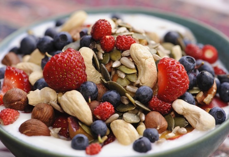 Các loại hạt cũng thường được dùng kết hợp với sữa chua để có bữa sáng dinh dưỡng