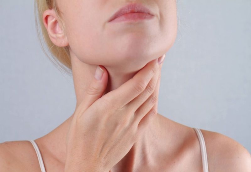 Khối u phổi ác tính di căn đến cổ họng gây ra biểu hiện khó nuốt 