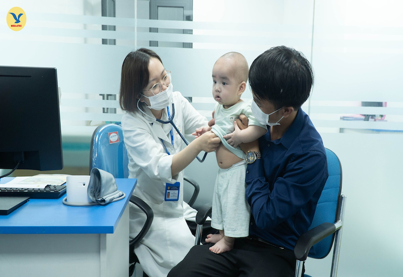 Bác sĩ sẽ khám lâm sàng cho trẻ khi chẩn đoán suy hô hấp
