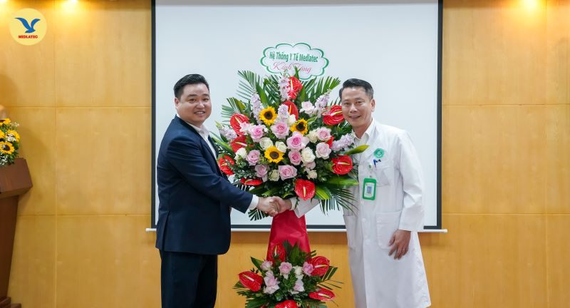 Ông Lưu Xuân Thành - Phó giám đốc Trung tâm tại nhà, MEDLATEC GROUP gửi tới đại diện Ban lãnh đạo Bệnh viện Đa khoa Gia Lâm lẵng hoa tươi thắm 