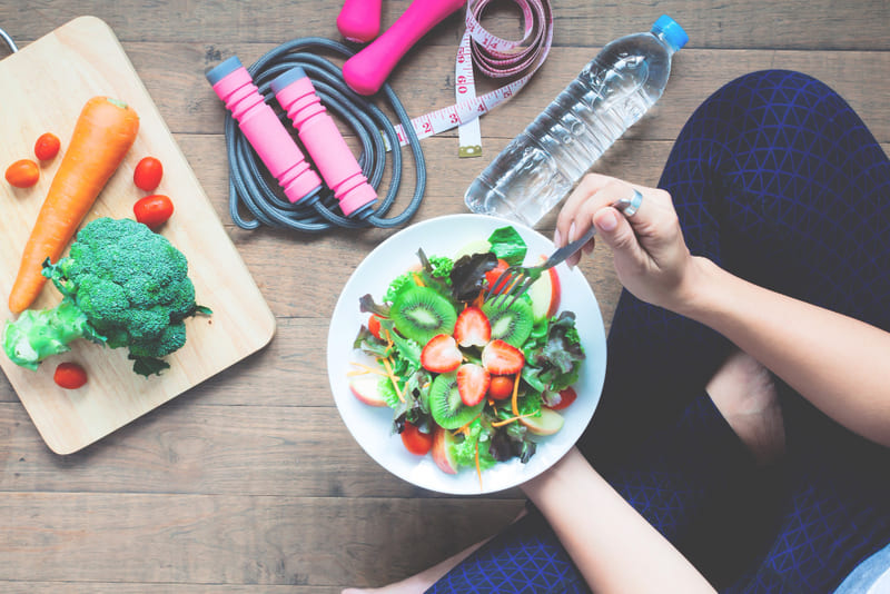 Duy trì lối sống lành mạnh với các bữa ăn dinh dưỡng hợp lý giúp giảm cân hiệu quả
