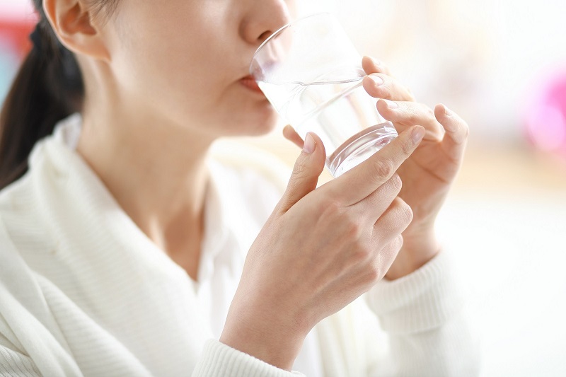 Uống nhiều nước ấm giúp giảm ho