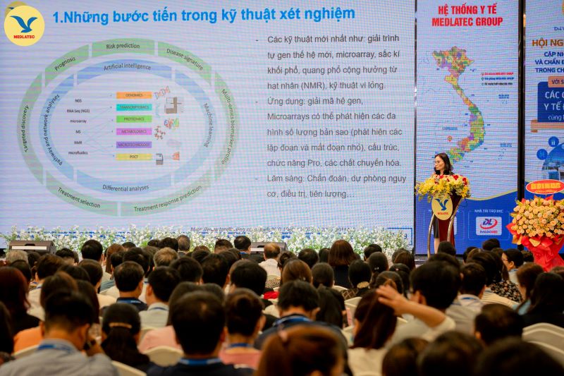 TS.BS Trịnh Thị Quế - Giám đốc Trung tâm Xét nghiệm MEDLATEC trình bày các nội dung quan trọng trong báo cáo