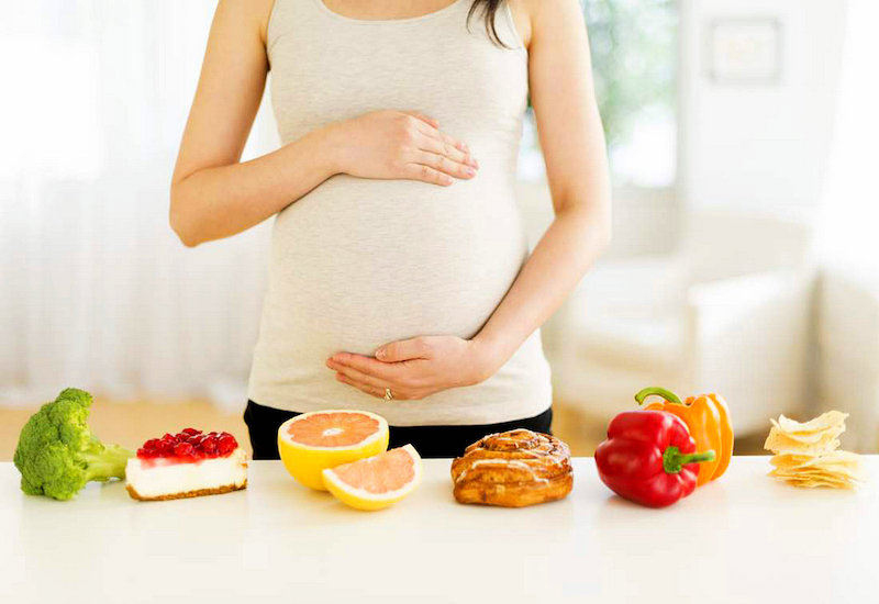 Khi mang thai, mẹ cần có chế độ ăn uống hợp lý để thai nhi phát triển khỏe mạnh