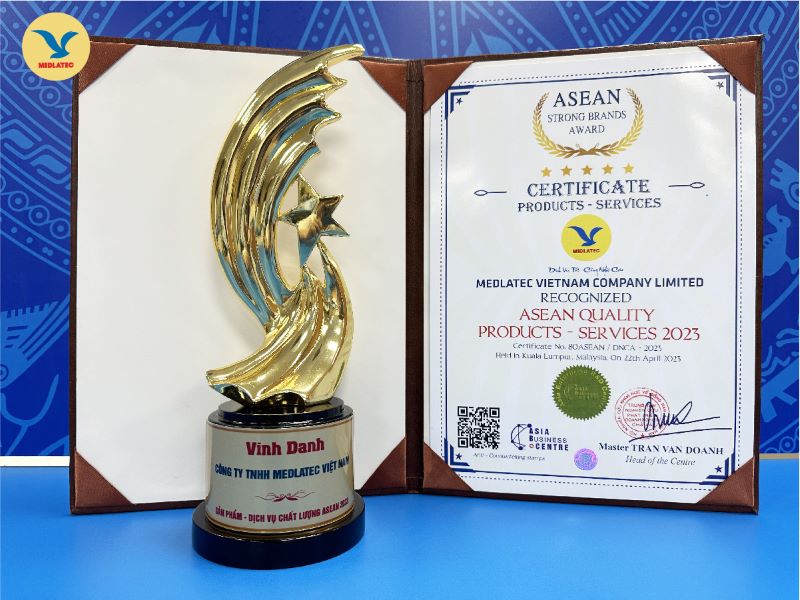 Cúp và giấy chứng nhận Dịch vụ chất lượng ASEAN cho dịch vụ lấy mẫu xét nghiệm tại nhà của Hệ thống Y tế MEDLATEC