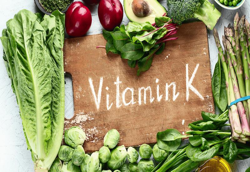 Vitamin K1 thường được tìm thấy trong rau lá xanh, bơ thực vật và dầu đậu nành