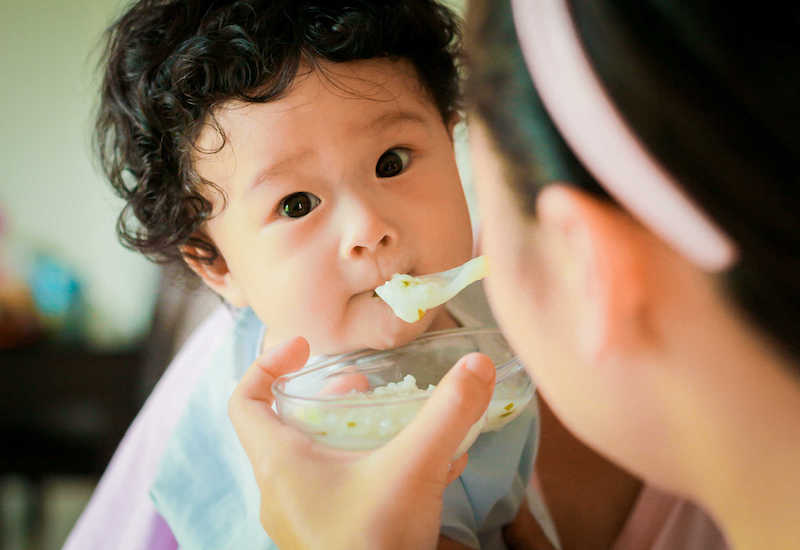 Trước khi khám dinh dưỡng cho trẻ, cha mẹ nên ghi lại thói quen ăn uống, sinh hoạt của trẻ