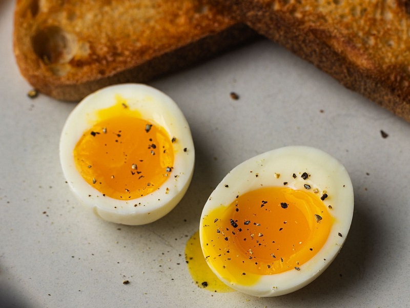 Người cao tuổi nên xác định lượng trứng họ có thể ăn dựa trên sức khỏe tổng thể của họ 