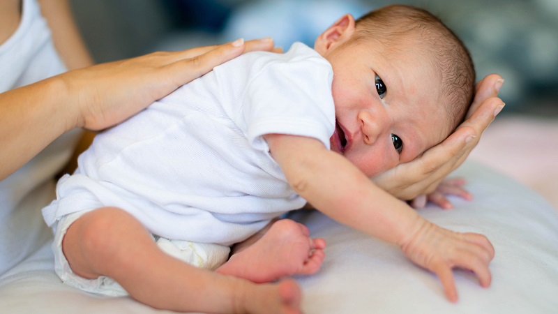 Trẻ sơ sinh bị nôn trớ nhiều lần có thể gây ra nguy hiểm nếu không được xử lý đúng cách