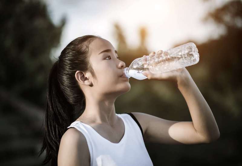 Uống nước giúp thông họng