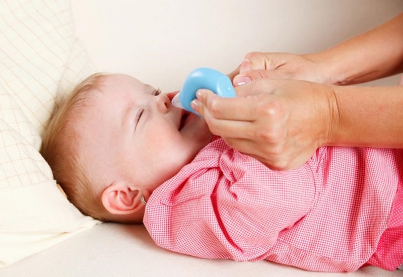 Rửa tinh khiết dụng cụ hít mũi trước lúc triển khai lau chùi và vệ sinh mũi mang đến trẻ