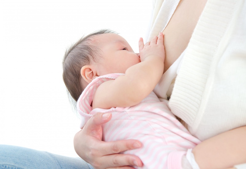 Nên lau chùi và vệ sinh mũi mang đến trẻ em trước lúc trẻ em bú mẹ