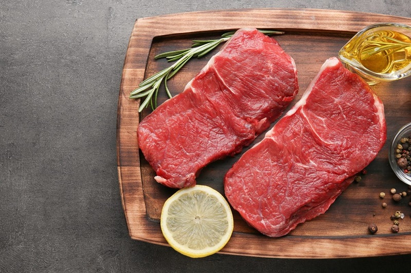 Thịt đỏ thường là thịt của các loại động vật có vú như heo, bò, cừu, dê