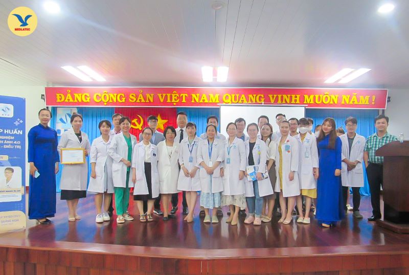 Đoàn cán bộ MEDLATEC cùng đại diện các bác sĩ tại Bệnh viện Sản nhi Quảng Ngãi chụp ảnh lưu niệm cuối chương trình
