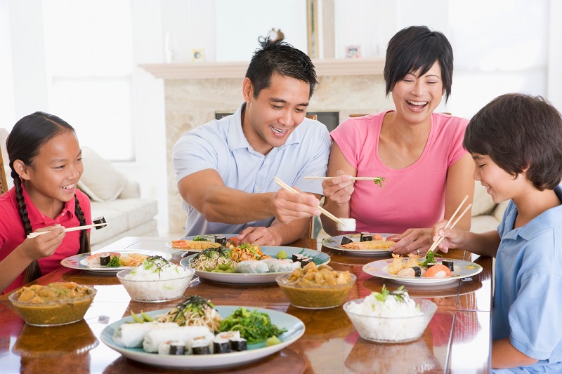 Bữa ăn hợp lý cần cung cấp đủ năng lượng cho từng thành viên trong gia đình