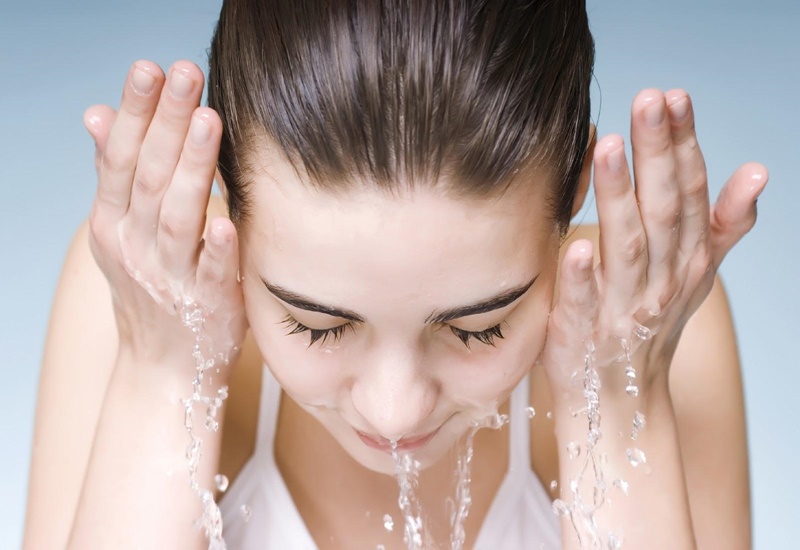 Rửa mặt đúng cách để cải thiện làn da nhiều dầu