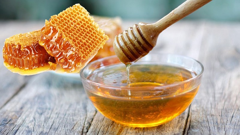 Mật ong có tính kháng viêm cao nên chữa quai bị tương đối tốt