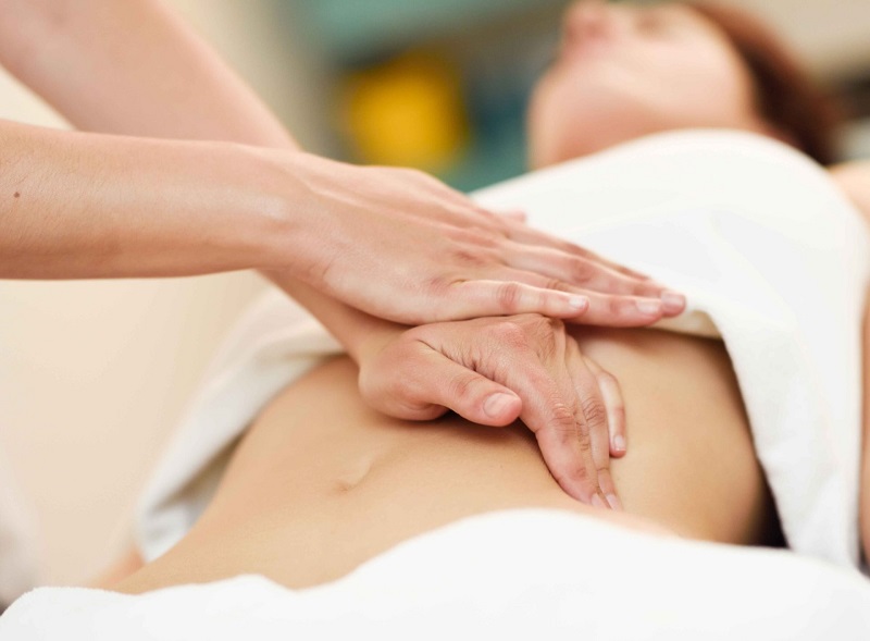 Massage bụng là cách an toàn giúp giảm đau dạ dày nhanh chóng và hiệu quả