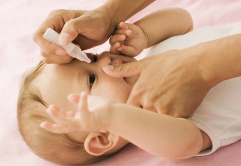 Các bậc cha mẹ khi sử dụng dung dịch nhỏ đôi mắt cho tới bé nhỏ cần thiết vâng lệnh theo như đúng chỉ dẫn sử dụng