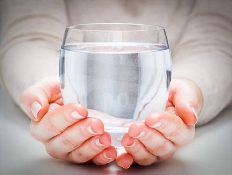 Uống nhiều nước để tránh mất nước và điện giải khi bị tiêu chảy