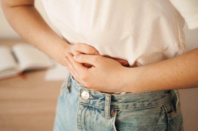 Các triệu chứng của tắc ruột chức năng có thể bao gồm khó tiêu, đau bụng và táo bón