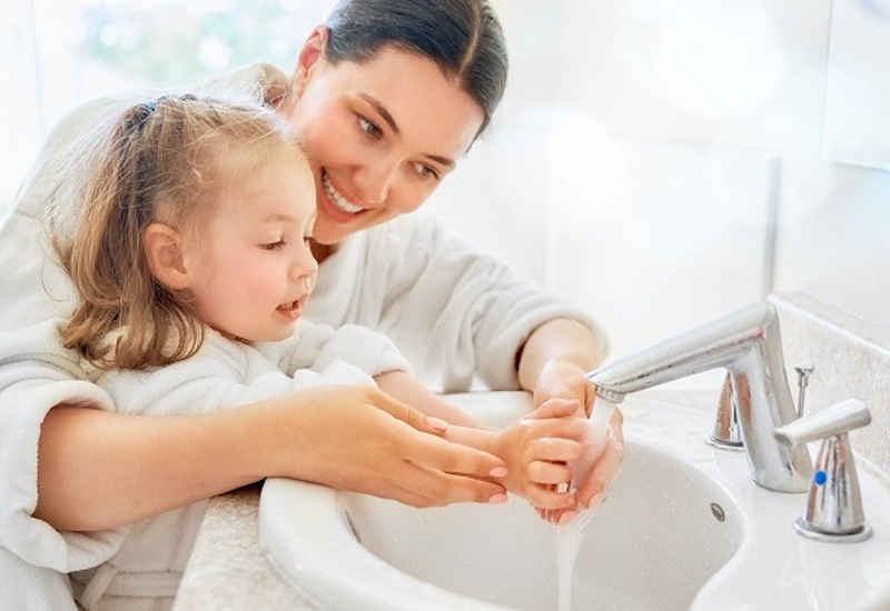 Cha mẹ hãy dạy trẻ cách vệ sinh tay chân sạch sẽ để tránh nhiễm giun